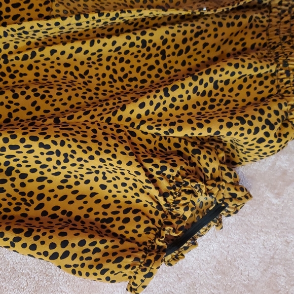 Crescent smocked waist crop top blouse - Picture 8 of 9